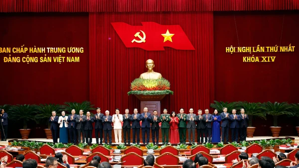 Tổng Bí thư Tô Lâm cùng các đồng chí Ủy viên Bộ Chính trị, Ủy viên Ban Bí thư Ban Chấp hành Trung ương khóa XIV ra mắt tại Hội nghị lần thứ nhất Ban Chấp hành Trung ương Đảng khóa XIV. Ảnh: TTXVN