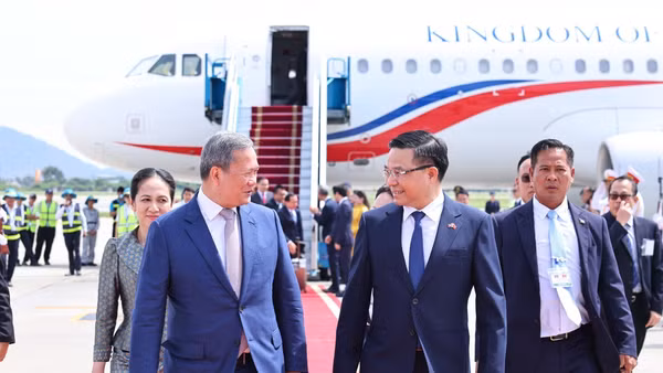 Bộ trưởng Bộ Công Thương Lê Mạnh Hùng đón Thủ tướng Campuchia Samdech Moha Borvor Thipadei Hun Manet tại sân bay quốc tế Nội Bài (Hà Nội). Ảnh: TTXVN