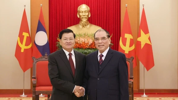Tổng Bí thư Ban Chấp hành Trung ương Đảng Nhân dân Cách mạng Lào, Chủ tịch nước Cộng hòa Dân chủ Nhân dân Lào Thongloun Sisoulith đã thăm nguyên Tổng Bí thư Ban Chấp hành Trung ương Đảng Cộng sản Việt Nam Nông Đức Mạnh. Ảnh: QĐND