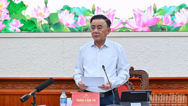 Đồng chí Trần Cẩm Tú, Ủy viên Bộ Chính trị, Thường trực Ban Bí thư ký ban hành Chỉ thị số 11-CT/TW ngày 20/7/2026 của Bộ Chính trị. (Ảnh: DUY LINH) 