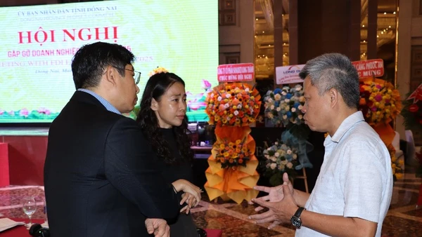 Trưởng Thuế tỉnh Đồng Nai Nguyễn Toàn Thắng (bên phải) trao đổi với doanh nghiệp liên quan đến chính sách thuế.