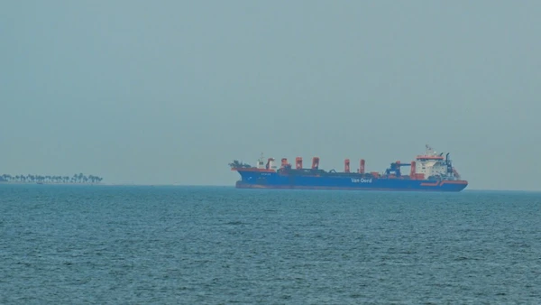 Tàu thương mại neo ngoài khơi Dubai, Các tiểu vương quốc Arab thống nhất, khi hoạt động hàng hải bị gián đoạn tại eo biển Hormuz, ngày 2/3/2026. Ảnh: AA/TTXVN