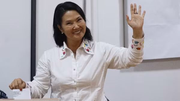 Bà Keiko Fujimori bỏ phiếu trong cuộc bầu cử tổng thống tại Lima, Peru ngày 7/6/2026. Ảnh: THX/TTXVN