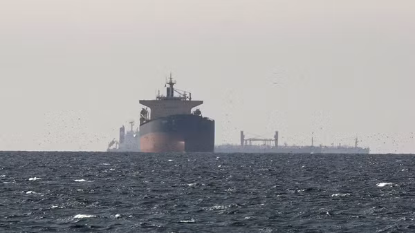 Tàu thuyền vận chuyển trên eo biển Hormuz. (Ảnh: THX/TTXVN)