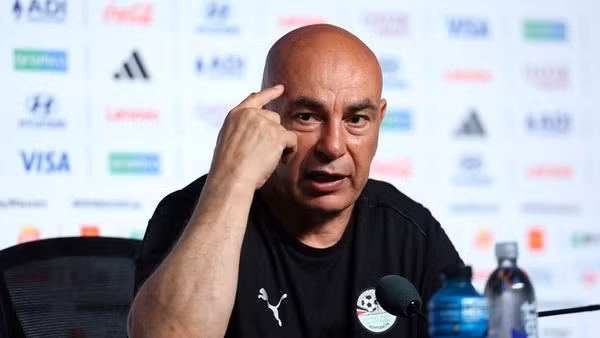 Huấn luyện viên đội tuyển Ai Cập Hossam Hassan trong buổi họp báo sau trận đấu. Ảnh: FIFA.