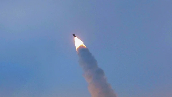 Cuộc tập trận phóng tên lửa siêu vượt âm tại Bình Nhưỡng, Triều Tiên, ngày 4/1/2026. (Ảnh minh họa: Yonhap/TTXVN)