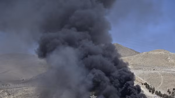 Khói bốc lên từ kho chứa nhiên liệu ở Tehran, Iran sau cuộc tấn công của Israel. Ảnh: Kyodo/TTXVN