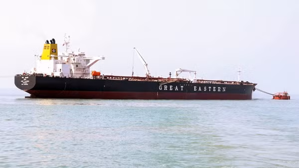 Tàu chở dầu thô cập cảng Mundra, Ấn Độ ngày 18/3/2026, sau khi di chuyển qua eo biển Hormuz. Ảnh: ANI/TTXVN