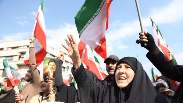 Người dân Iran tuần hành sau khi có lệnh ngừng bắn tại Tehran. (Ảnh: THX/TTXVN)