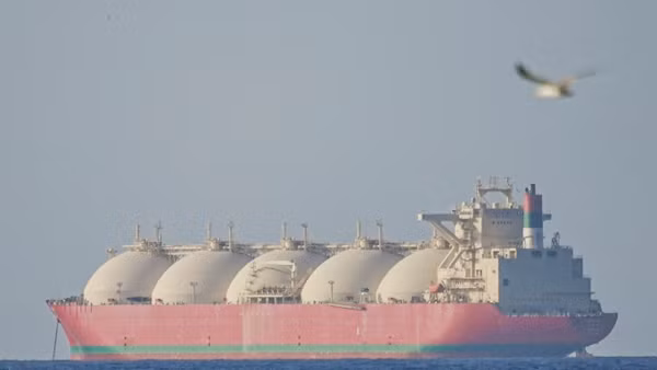 Tàu hàng di chuyển qua eo biển Hormuz sau khi thoả thuận ngừng bắn 2 tuần giữa Mỹ và Iran có hiệu lực, ngày 8/4/2026. Ảnh: Anadolu Agency/TTXVN