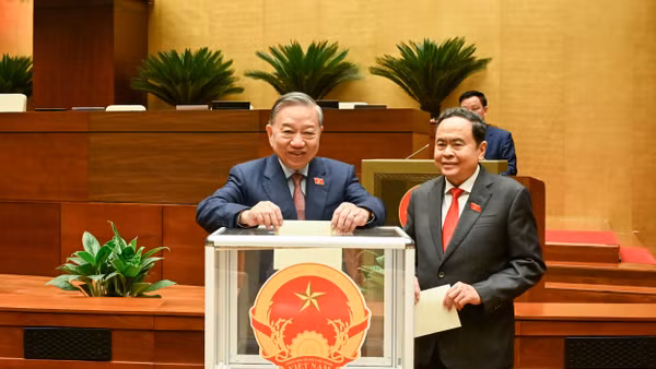 Tổng Bí thư Tô Lâm và Chủ tịch Quốc hội khóa XV Trần Thanh Mẫn bỏ phiếu bầu Chủ tịch Quốc hội khóa XVI sáng 6/4. (Ảnh: DUY LINH)