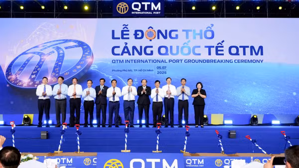Phó Thủ tướng Thường trực Phạm Gia Túc cùng lãnh đạo bộ, ngành, tỉnh, thành phố tại lễ động thổ. 