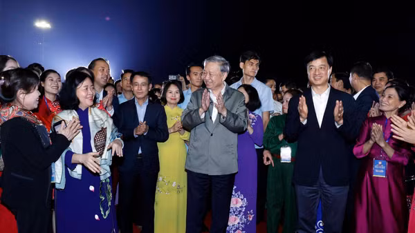 Tổng Bí thư Tô Lâm dự Ngày hội Đại đoàn kết toàn dân tộc tại phường Thượng Cát, thành phố Hà Nội vào tháng 11/2025. (Ảnh: TTXVN)