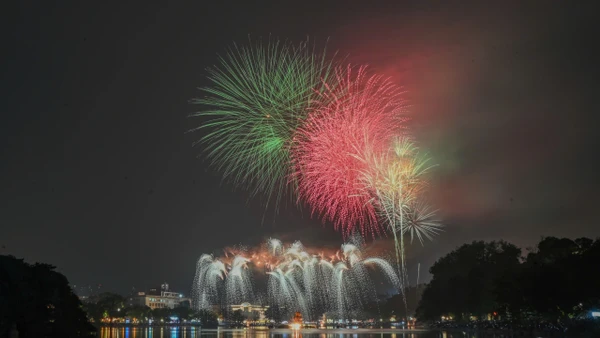 Pháo hoa trên bầu trời Hà Nội. Ảnh: THẾ ĐẠI