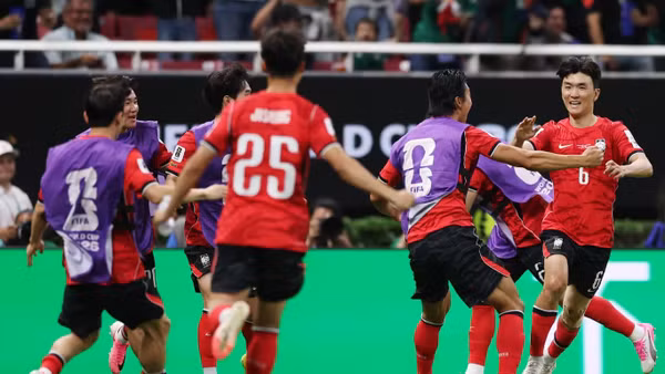 Đội tuyển Hàn Quốc (áo đỏ) giành 3 điểm đầu tiên tại bảng A. (Ảnh: FIFA)