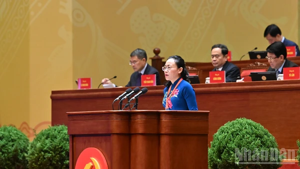 Đồng chí Lê Ngọc Hân, Bí thư Đảng ủy đặc khu Cô Tô, tỉnh Quảng Ninh trình bày tham luận “Bảo vệ môi trường, thích ứng với biến đổi khí hậu - Trụ cột chiến lược trong phát triển bền vững của kỷ nguyên mới nhìn từ thực tiễn đặc khu Cô Tô, tỉnh Quảng Ninh". Ảnh: NHÂN DÂN