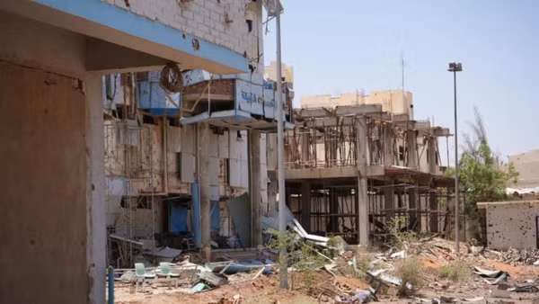 Hiện trường đổ nát tại bệnh viện Khartoum sau xung đột giữa Quân đội Sudan và Lực lượng Hỗ trợ Nhanh (RSF) bán quân sự ở Khartoum, Sudan. Ảnh: THX/TTXVN