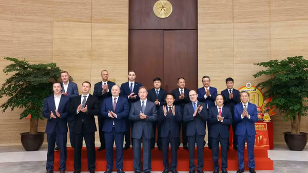 Đại tướng Lương Tam Quang, Bộ trưởng Bộ Công an Việt Nam và Đại tướng Zolotov Viktor, Giám đốc Cơ quan Vệ binh quốc gia Liên bang Nga cùng các đại biểu. Ảnh: TTXVN