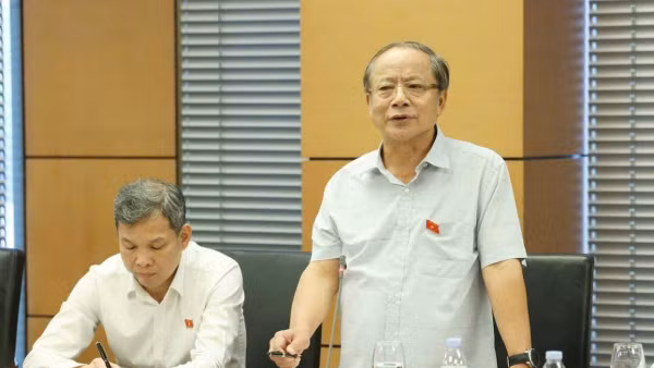 iến sĩ Nguyễn Văn Thân, Chủ tịch Hiệp hội Doanh nghiệp nhỏ và vừa Việt Nam (phải). Ảnh: PV