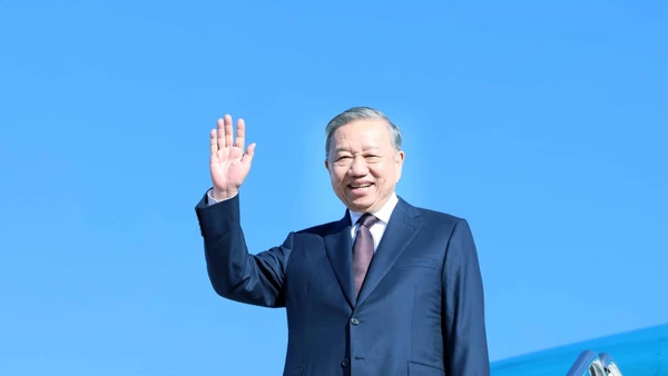 Tổng Bí thư Tô Lâm rời sân bay Andrews. (Ảnh: Thống Nhất/TTXVN)