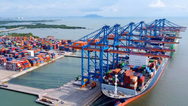 Khi hạ tầng cảng biển, logistics, công nghiệp và doanh nghiệp được kết nối đồng bộ sẽ tạo ra sức lan tỏa. Ảnh: Khiếu Minh