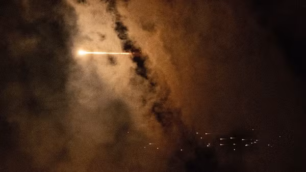 Vệt tên lửa trên bầu trời Jerusalem khi vật thể bay hướng về miền Trung Israel, ngày 27/3/2026. Ảnh: THX/TTXVN