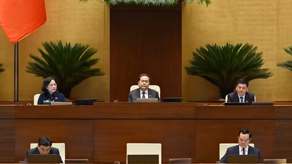 Chủ tịch Quốc hội Trần Thanh Mẫn và các Phó Chủ tịch Quốc hội chủ trì, điều hành phiên họp chiều 10/4. (Ảnh: THỦY NGUYÊN)