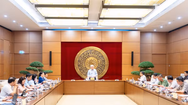 Đồng chí Đỗ Văn Chiến, Ủy viên Bộ Chính trị, Phó Chủ tịch Thường trực Quốc hội làm việc với Văn phòng Quốc hội về việc rà soát công tác chuẩn bị tổ chức Kỳ họp không thường lệ thứ nhất, Quốc hội khóa XVI. (Ảnh: quochoi.vn)