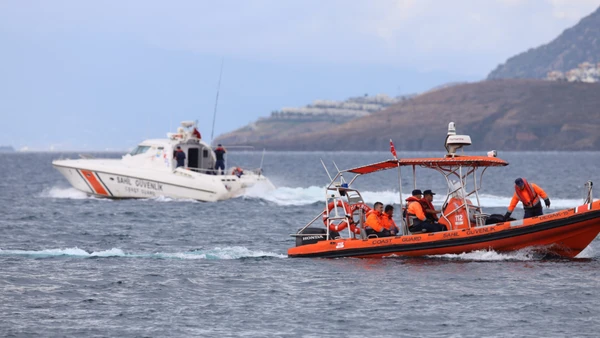 Một vụ lật thuyền chở người di cư ở ngoài khơi Thổ Nhĩ Kỳ. (Ảnh: Anadolu/TTXVN)