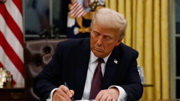 Tổng thống Trump ký sắc lệnh tại Nhà trắng (Ảnh: TTXVN)