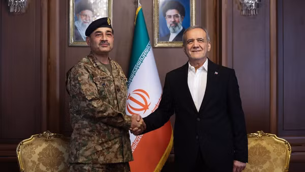 Tổng thống Iran Masoud Pezeshkian (phải) tiếp Tư lệnh quân đội Pakistan Asim Munir đang ở Tehran nhằm thúc đẩy triển vọng nối lại đàm phán Mỹ - Iran, ngày 16/4/2026. Ảnh: Anadolu/TTXVN