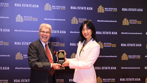 Đại diện Masterise Homes nhận cúp vinh danh tại hạng mục Developer of the Year - Vietnam 2026. (Ảnh: Real Estate Asia Awards 2026)