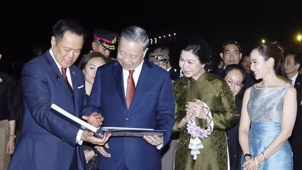 Thủ tướng Thái Lan Anutin Charnvirakul và Phu nhân trân trọng tặng Tổng Bí thư, Chủ tịch nước Tô Lâm và Phu nhân cuốn album ảnh những hoạt động của Tổng Bí thư, Chủ tịch nước và Phu nhân trong chuyến thăm chính thức Thái Lan. Ảnh: TTXVN