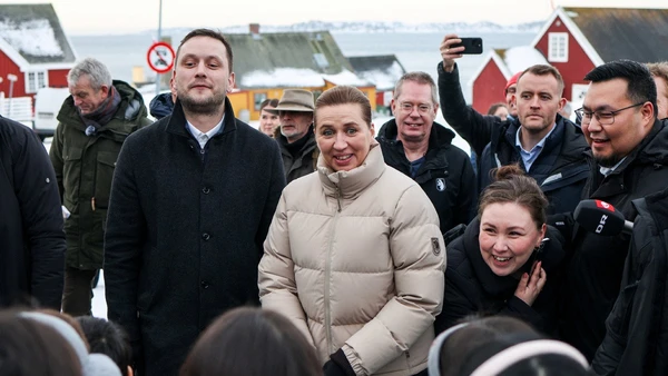 Thủ tướng Đan Mạch Frederiksen (giữa) gặp gỡ người dân Greenland.