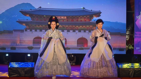 Trình diễn hanbok tại ngày hội văn hóa Hàn Quốc tại Huế. Ảnh: TTXVN