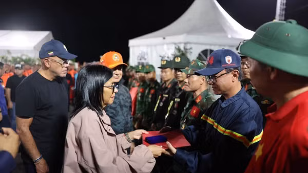 Quyền Tổng thống Venezuela Delcy Rodríguez thăm hỏi đoàn Việt Nam. 