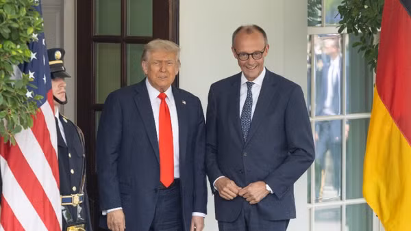 Tổng thống Mỹ Donald Trump (phải) hội đàm với Thủ tướng Đức Friedrich Merz tại Nhà Trắng ở Washington DC., ngày 3/3/2026. Hai nhà lãnh đạo cũng thảo luận về cuộc xung đột tại Ukraine và quan hệ thương mại giữa Liên minh châu Âu (EU) và Mỹ. Ảnh: THX/TTXVN