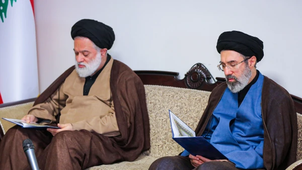 Giáo chủ Iran Mojtaba Khamenei (phải), con trai thứ hai của cố Đại giáo chủ Ayatollah Ali Khamenei. Ảnh: Anadolu Agency/TTXVN