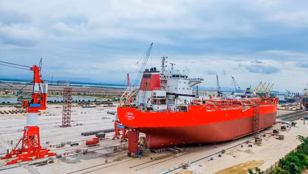 Ảnh minh họa: Một tàu cỡ lớn chở hàng neo đậu tại cảng Quy Nhơn.