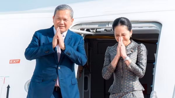 Thủ tướng Vương quốc Campuchia Samdech Moha Borvor Thipadei Hun Manet và phu nhân rời Phnom Penh lên đường sang thăm chính thức Việt Nam và dự Diễn đàn Tương lai ASEAN. (Ảnh: Văn phòng Thủ tướng Campuchia)