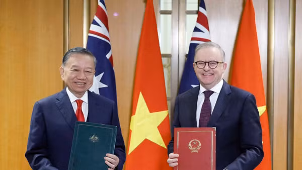 Tổng Bí thư, Chủ tịch nước Tô Lâm và Thủ tướng Australia Anthony Albanese trao Tuyên bố chung. (Ảnh: TTXVN)