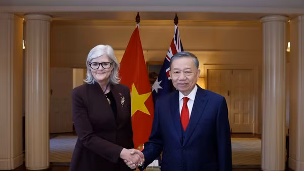 Tổng Bí thư, Chủ tịch nước Tô Lâm và Toàn quyền Australia Sam Mostyn tại Lễ đón. ̣(Ảnh: TTXVN)