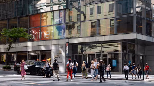 Người dân di chuyển trên đường phố tại New York, Mỹ. (Ảnh: TTXVN)
