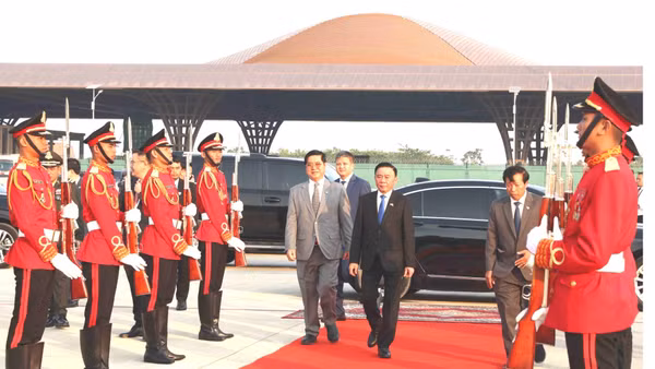 Thường trực Ban Bí thư Trần Cẩm Tú rời sân bay Techo, lên đường về nước. (Ảnh: TTXVN)