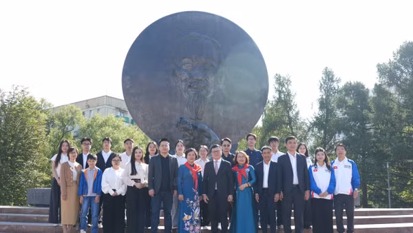 Đoàn công tác Báo Nhân Dân chụp ảnh lưu niệm tại Tượng đài Chủ tịch Hồ Chí Minh ở Thủ đô Moskva. (Ảnh: THANH THỂ)