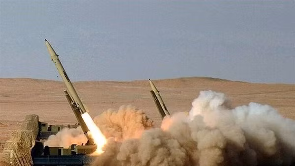 Lực lượng Vệ binh Cách mạng Hồi giáo Iran tập trận bắn tên lửa và tấn công bằng thiết bị bay không người lái. Ảnh: IRNA/TTXVN