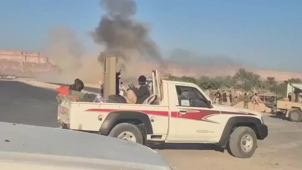 Khói bốc cao sau cuộc không kích tại thành phố Mukalla, thủ phủ tỉnh Hadramawt, Yemen ngày 26/12/2025. Ảnh: THX/TTXVN