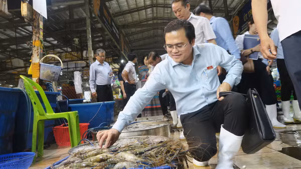 Ông Cao Thanh Bình, Trưởng Ban Văn hóa - Xã hội, HĐND Thành phố Hồ Chí Minh, trực tiếp khảo sát tại chợ Bình Điền. Ảnh: TTXVN