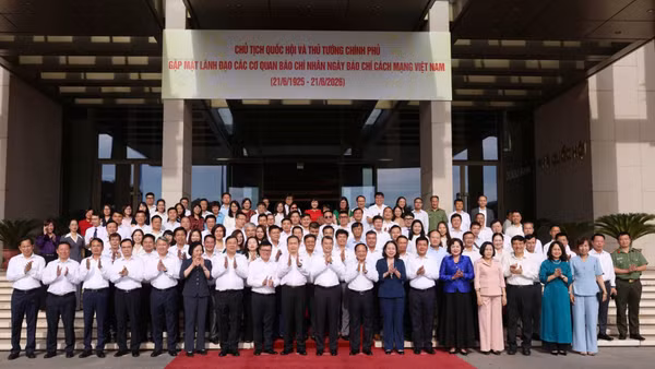 Thủ tướng chính phủ Lê Minh Hưng và Chủ tịch Quốc hội Trần Thanh Mẫn chụp ảnh cùng các đại biểu. (Ảnh: DUY LINH)