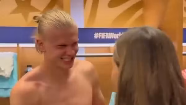 Erling Haaland bắt tay Công chúa Na Uy Ingrid Alexandra. (Ảnh chụp màn hình) 